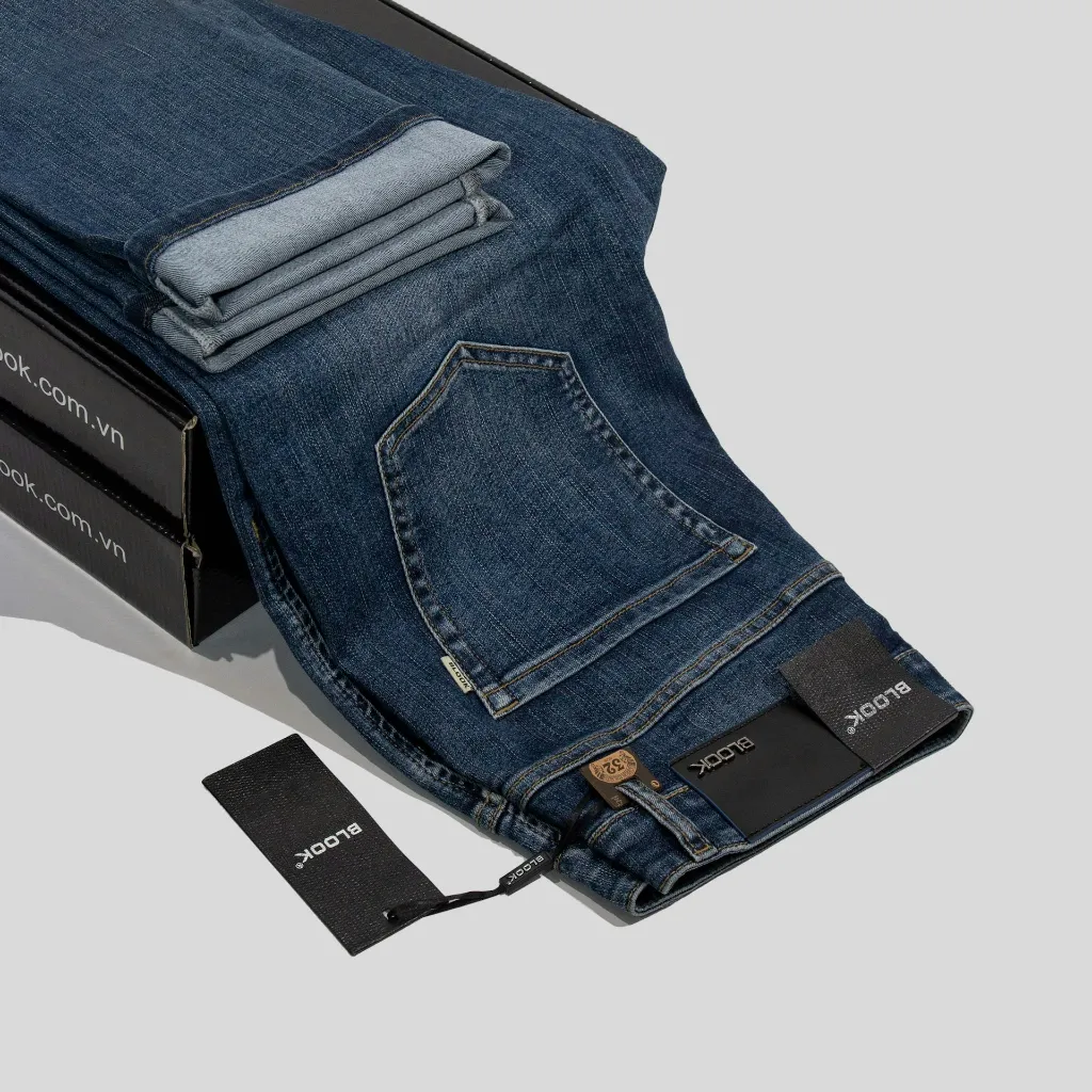 unsplash_BkzkvuWTOC4_narrow jeans.jpg.jpg.jpg.webp
